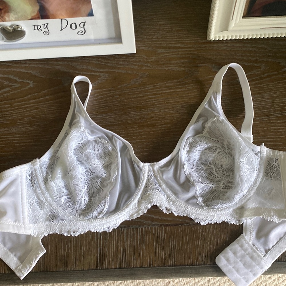 New 34 C White Lace/Sheer bra. Underwire, 3 clasps